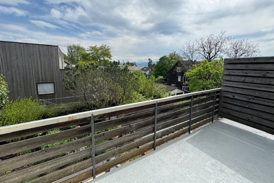 Charmante 3.5 Zimmer-Wohnung (85 m2) mit Balkon und schöner Aussicht Charmante 3.5 Zimmer-Wohnung (85 m2) mit Balkon und schöner Aussicht