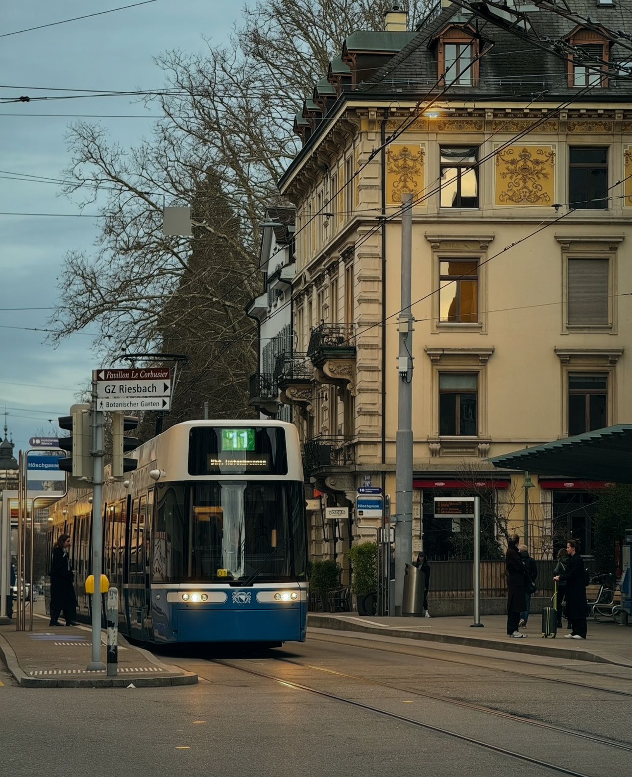 Zwei Generationen. Ein Smiley. Eine Zeitreise.