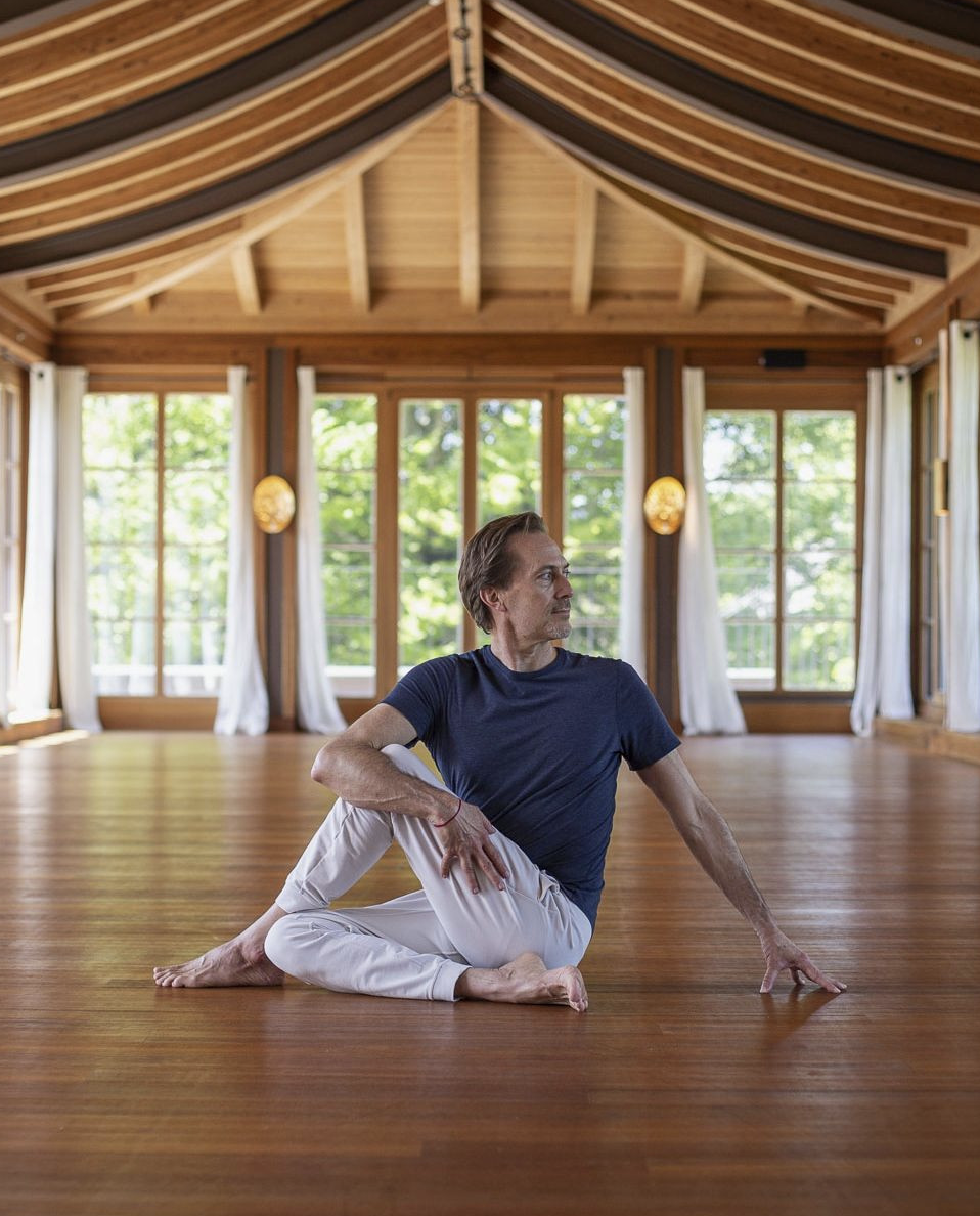 Leichtigkeit, Tiefe und Humor – Yoga im Seefeld mit Karl Straub