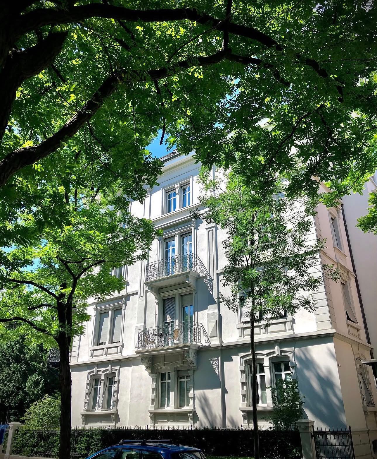 Gepflegte 2 Zimmer-Wohnung (48 m²) mit grosser Dachterrasse - an der Dufourstrasse Gepflegte 2 Zimmer-Wohnung (48 m²) mit grosser Dachterrasse - an der Dufourstrasse