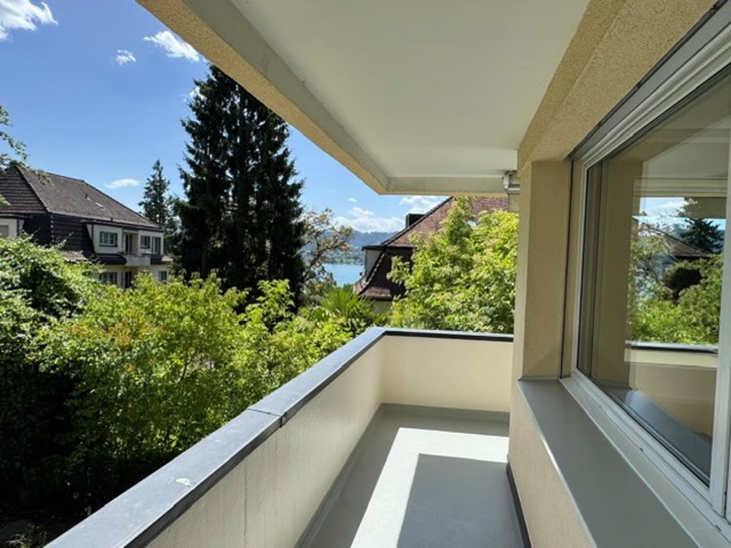 Charmante 4.5 Zimmer-Wohnung (133 m2) mit Gartensitzplatz Charmante 4.5 Zimmer-Wohnung (133 m2) mit Gartensitzplatz